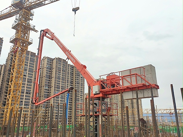 科尼乐重工电梯井内爬式液压布料机