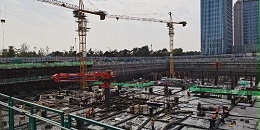 科尼乐重工楼板式液压布料机，为高层混凝土浇筑提供了高效、连续的施工解决方案