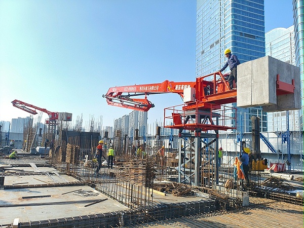 科尼乐重工电梯井内爬式液压布料机