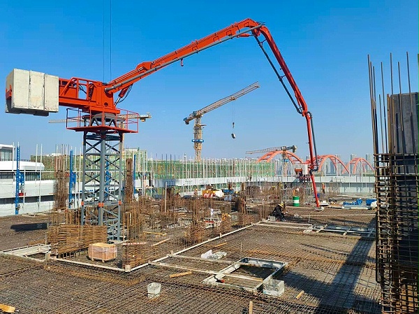 科尼乐重工电梯井内爬式液压布料机