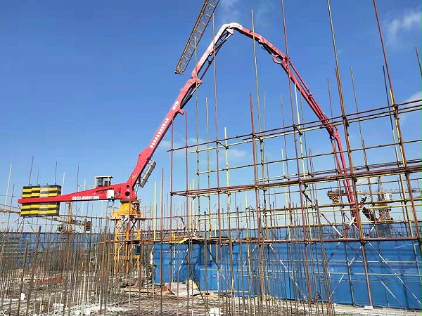 科尼乐重工电梯井内爬式液压布料机