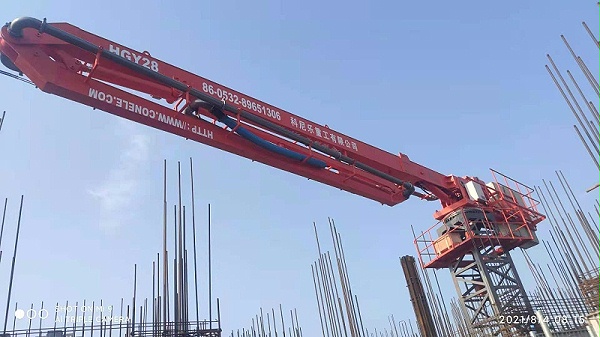 科尼乐重工电梯井内爬式液压布料机