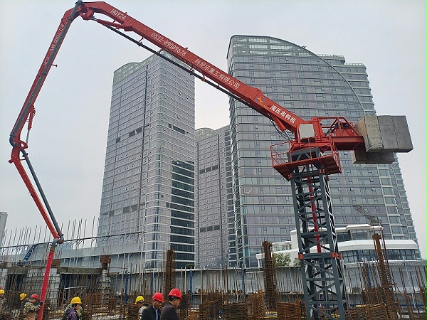 科尼乐重工电梯井内爬式液压布料机