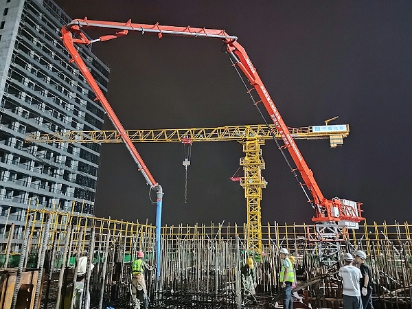 科尼乐重工电梯井内爬式液压布料机