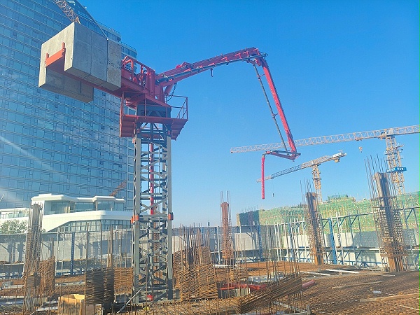 科尼乐重工电梯井内爬式液压布料机