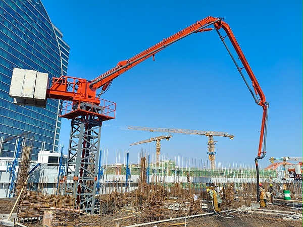 科尼乐重工电梯井内爬式液压布料机