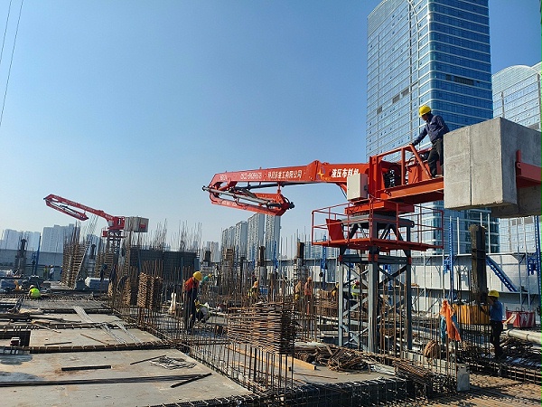 科尼乐重工电梯井内爬式液压布料机