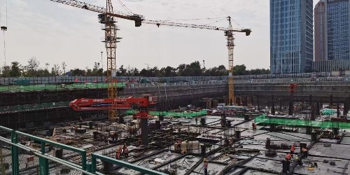 科尼乐重工楼板式液压布料机，为高层混凝土浇筑提供了高效、连续的施工解决方案