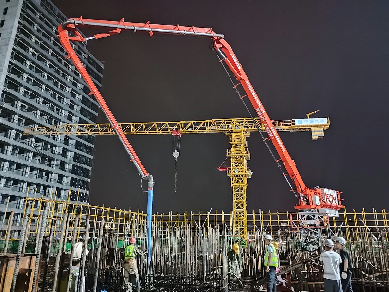 科尼乐重工电梯井内爬式液压布料机