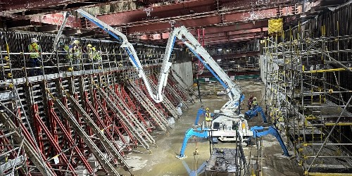 无惧泥泞坑洼场地，科尼乐重工履带式液压布料机高效浇筑解决方案